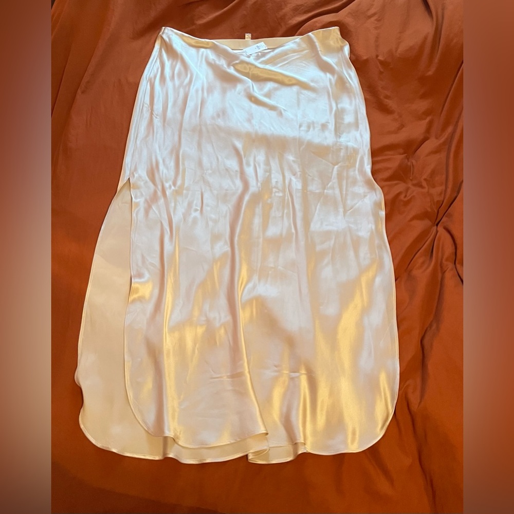 Stunning 100% silk banana republic maxi skirt w/high slit and elastic waist 🤍
